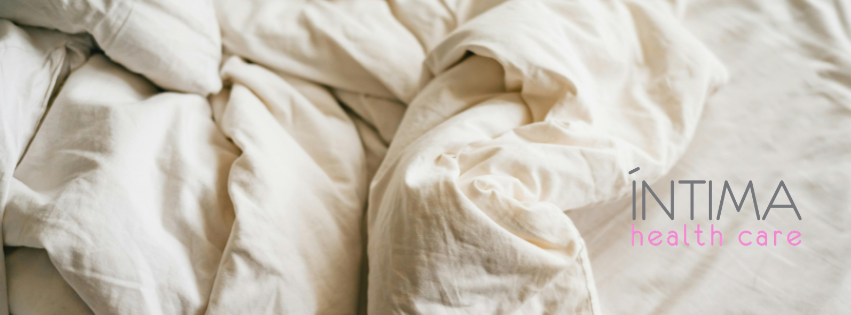 Mujer de más de 40 años con dificultades para dormir durante la menopausia.